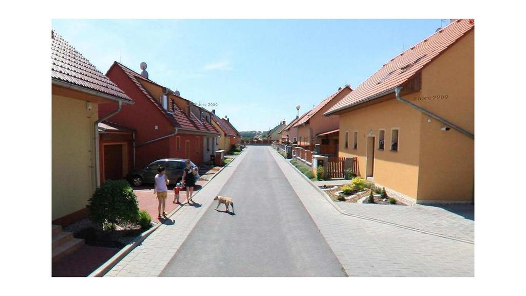 I přes to, že tyto silnice jsou většinou užší, než ulice v sídlištní zástavbě, jsou tyto ulice většinou sjízdné bez