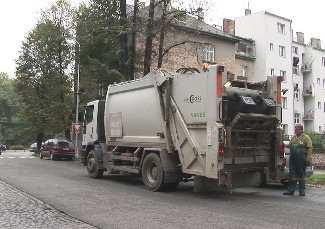 TS mají k dispozici tři tříosá svozová auta, která jsou schopná uvézt maximálně 20 m 3, současně jsou však omezena i maximální váhou - asi 11-14 tun odpadu.