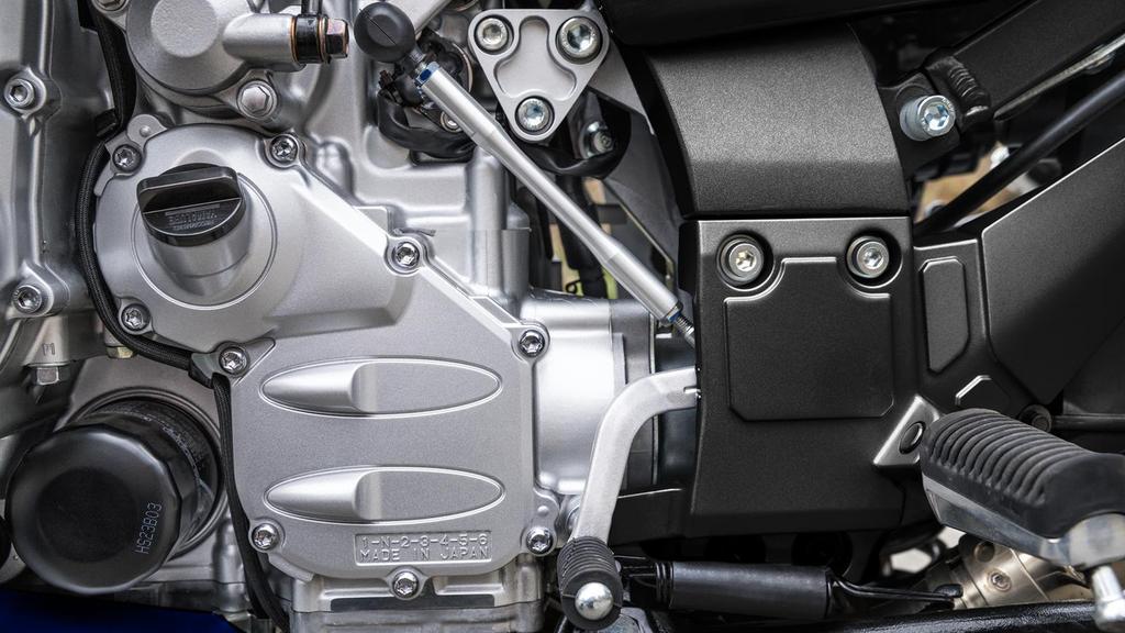 Vysoce výkonný řadový čtyřválec o objemu 1 298 ccm Pokročilý výkonný řadový čtyřválec vybavený technologií YCC-T (procesorem řízená škrticí klapka Yamaha) zajišťuje vynikající sportovní