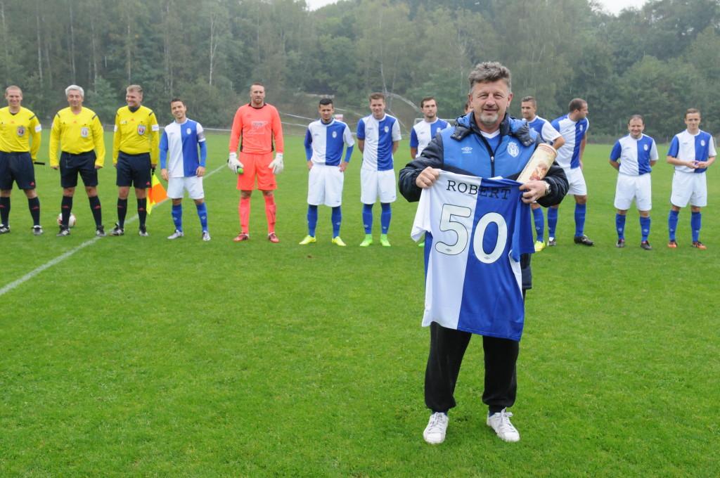 že si někteří na hřišti opět dělali, co chtěli a jiní nedělali skoro nic a ještě dávali najevo svou nechuť do zápasu, jsme v suchém tričku vedli po poločase 2:0.