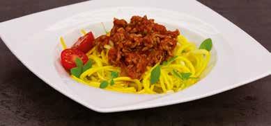 Paprikové koření Trochu zeleninového vývaru Boloňské špagety ze žluté cukety Oloupejte cibuli a mrkev a kráječem Livington Slice & Dice nakrájejte na malé kostky.
