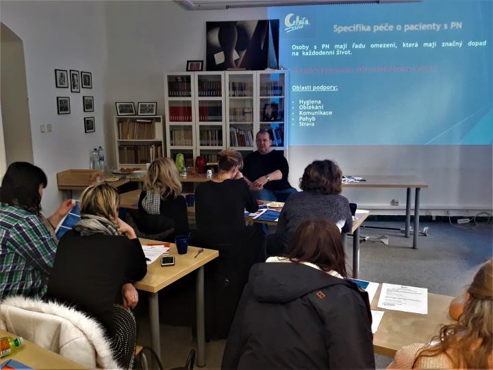 Semináře jsou vedeny zkušeným lektorem, který již šestnáct let trpí tímto onemocněním.