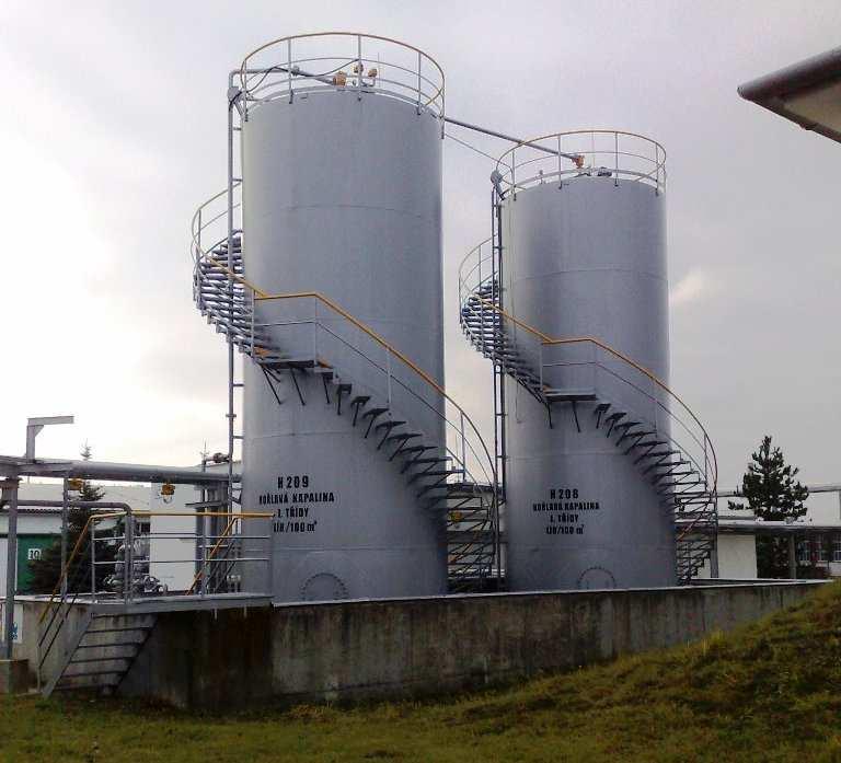 Skladovací nádrž - objekt číslo 621 Tento objekt slouží k uskladnění etanolu. Látka je ve dvou nadzemních ocelových nádržích, které jsou stojaté. Každá z nich má obsah 100 m 3.