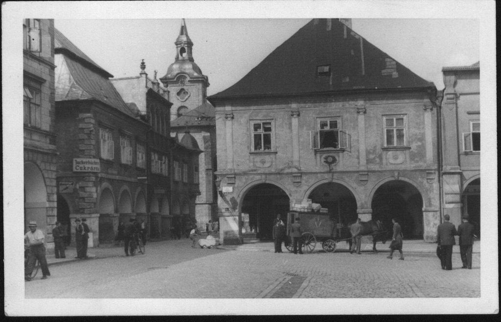 Pohlednice jičínského náměstí zachycuje jeho