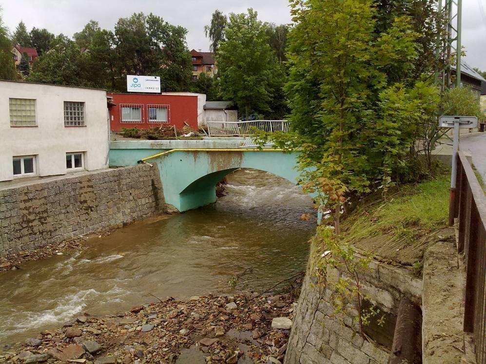 Foto 4.6 Klenbový most v Chrastavě se zničeným zábradlím Výsledky výpočtů průběhu hladiny nerovnoměrného proudění na Jeřici v řešeném úseku horní části obce Chrastava pro průtok Q = 190m 3.