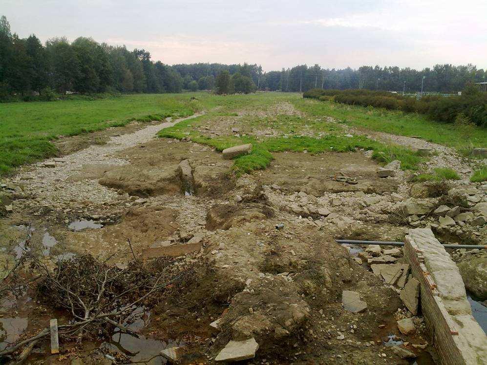 značkou po kulminační hladině 3 Eroze pod