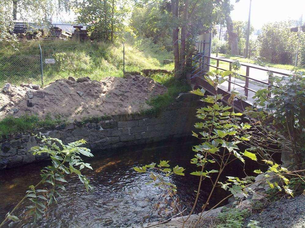 3, povodní nepoškozené upravené koryto v dolní části Řasnice je ukázáno na další Foto
