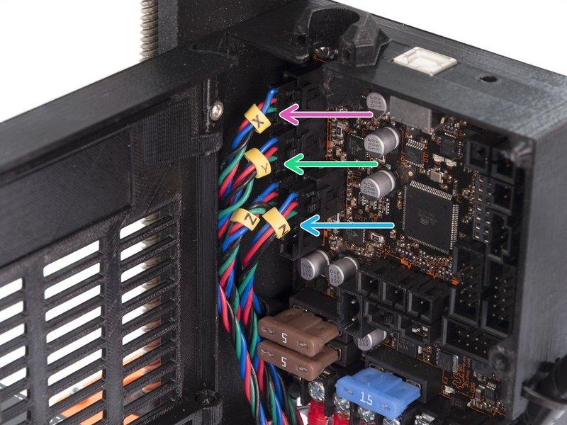Step 25 Připojení všech motorů (osa X/Y/Z) Identifikujte jednotlivé kabely pomocí žlutých štítků a zapojte je do desky.