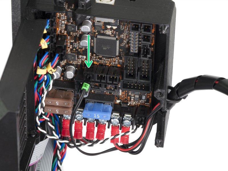 Vezměte kabel termistoru (zelené označení HT) z vyhřívané podložky a zapojte jej.