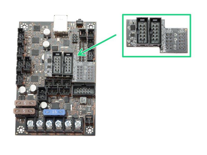 Verze B: Konektory pro zapojení LCD jsou umístěné na přídavném adaptéru. Přídavný adaptér je osazen již z výroby.