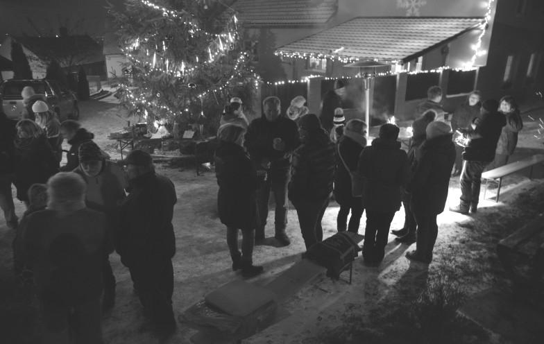 OHLÉDNUTÍ ZA PROSINCEM Advent na Vyšehorkách Začátkem prosince se sešli sousedé na Vyšehorkách, aby společně přivítali začínající advent.