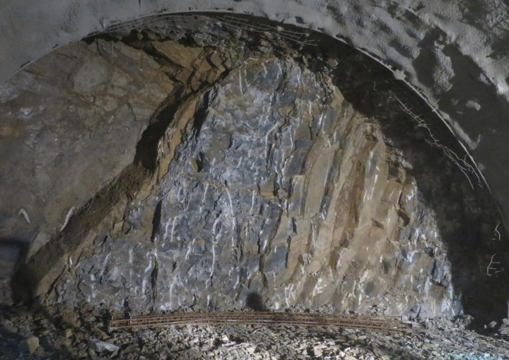 Obr. 3 Masív tvořen zvětralými a navětralými pískovci se strmým uložením jednotlivých vrstev (vystrojovací třída 5/1; TM 115,70) tunel Považský Chlmec. Fig.
