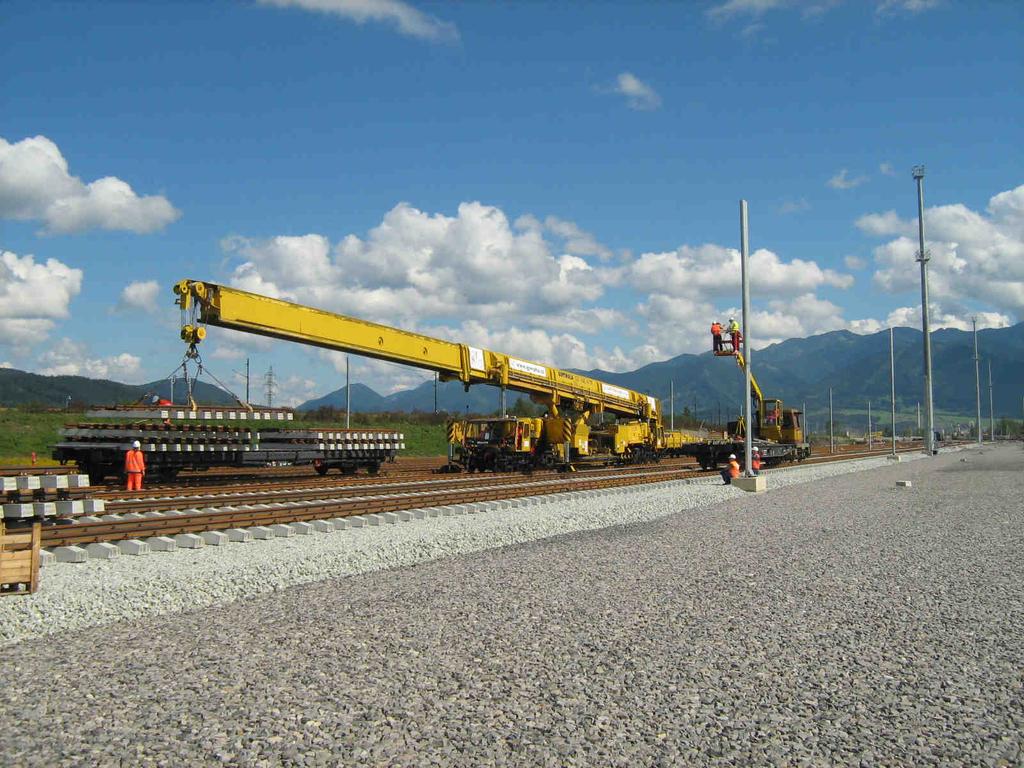 Pokladač kolejových polí (PKP) PKP je osvědčený stroj pro snášení a kladení kolejových polí v délkách do 25 m.