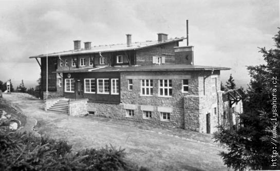 ani slavnostního otevření chaty v roce 1935, i když byl písemně pozván. Po znárodnění obě chaty vytvořily jeden celek pod názvem Bezručova chata na Lysé hoře. Bezručova chata vyhořela dne 11. 3. 1978.