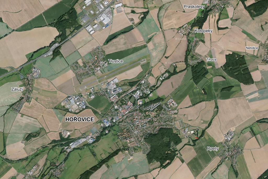 2 Úvod Město Hořovice leží přibližně 50 km jihozápadně od Prahy v okrese Beroun ve Středočeském kraji. Nachází se poblíž dálnice D5 (sjezd Žebrák, km 34), přibližně uprostřed mezi Prahou a Plzní.