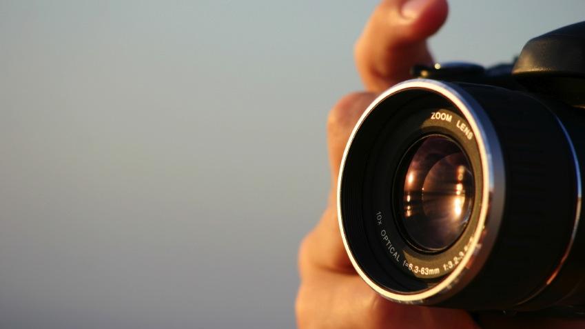 ZAČNĚTE FOTIT Nyní jste připraveni začít! Uchopte fotoaparát pevně v doporučené výšce 1,60 metru a zamezte jeho pohybu. Použijte stativ nebo jej upevněte na rovnou plochu.