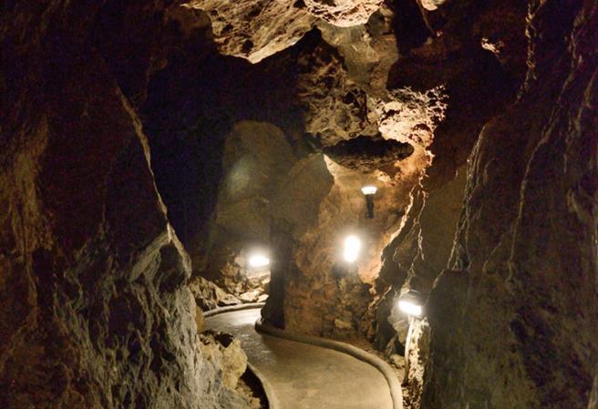vápencích. Unikátní výzdobu tvoří minerál aragonit, dále tzv. raftové stalagmity a kulovité sintrové povlaky připomínající koblihy.