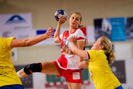 Slávistka Jana Chlupová střílí gól Zlínu. Foto: Ladislav Nussbauer Předběžný program házenkářek Slavie Praha v první části sezony Sobota 9. září 18.00 hodin: Sokol Poruba (venku) Pátek 22. září 18.00 hodin: HK Hodonín (venku) Neděle 8.