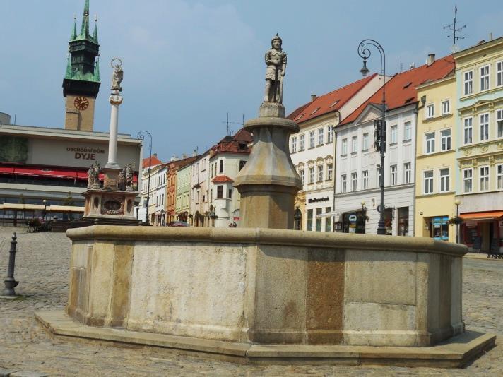 Kašna MASARYKOVO NÁMĚSTÍ Osmiboká kašna s podstavcem pro sochu pochází z období