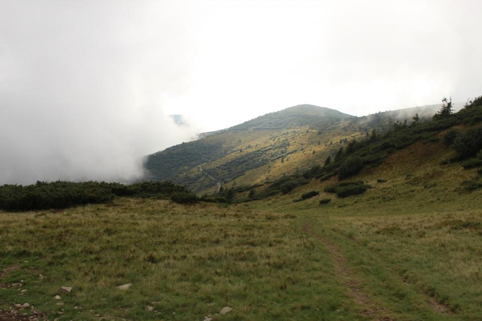 stany a vyrazili směr Petříček Petros, druhou nejvyšší horu Ukrajiny. Cesta zezačátku utíkala velmi rychle, brzy se ale terén začal prudce zvedat.