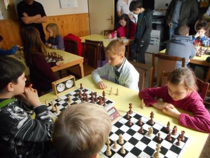 V sobotu 11. 2. proběhl také doprovodný náborový turnaj pro děti, kterých bylo letos rekordně 12. Vyhrál překvapivě Jan Opatřil z místního Orla. Turnaj řídila rozhodčí Marie Tancerová. Poř.