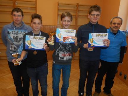 Kategorie H16 http://www.chess-results.com/tnr262740.aspx?lan=5&art=1&wi=821 Poř. St.č. Jméno FED Rtg Klub/Místo Body PH 1 PH 2 PH 3 1 1 Kříž Tomáš CZE 1554 ŠK Kuřim, z.s. 5 20,5 13 15,5 2 2 Khadash Kamil CZE 1414 ŠK Lokomotiva Brno, z.