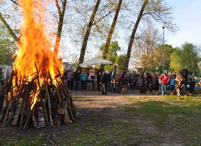 stoupila jsem do sálu nad Obecním V úfiadem, kde kaïdé pondûlí cviãíme, a Ïasla. Sál byl témûfi pln a mû, i mé sousedce, byla nabídnuta Ïidle, kter ch rychle ub valo, jak se sál dál zaplàoval.