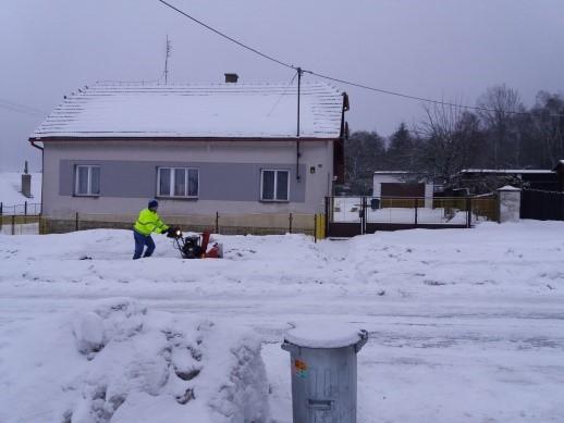 Informace obecního úřadu Letošní zima byla bohatá na sníh, a proto bych v úvodu chtěl poděkovat za jeho úklid Tomáši Kalců a Láďovi Jakoubkovi!