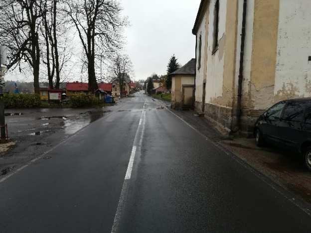 obce Další problémový chodník začíná u obchodu s domácími potřebami a drogerií a