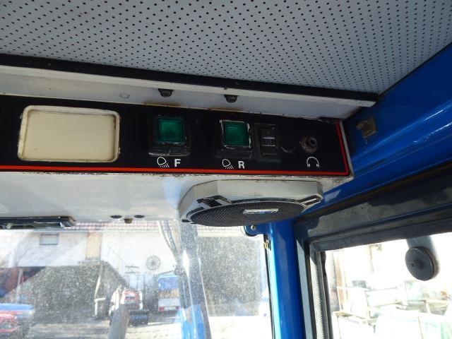 50 50) Ovládání světel z kabiny 4a) kontrolní místa před použitím malotraktoru ověřte správné množství náplní : - v chladiči- odšroubováním zátky chladiče. Byl li stroj déle mimo provoz, např.