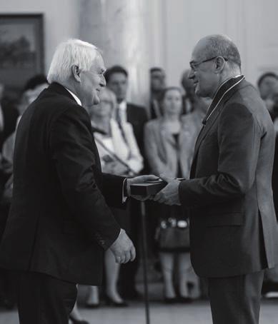 přinesly obecně rozšířenou důvěru a uznání. Bývalý polský prezident B. Komorowski předává R.G.