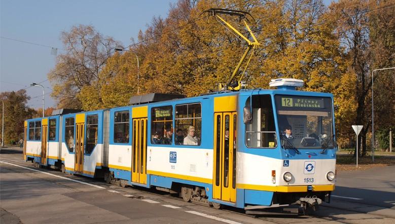 Jde o tříčlánkovou tramvaj vyráběnou v letech 1986 aţ 1993 vhodnou i pro provoz na