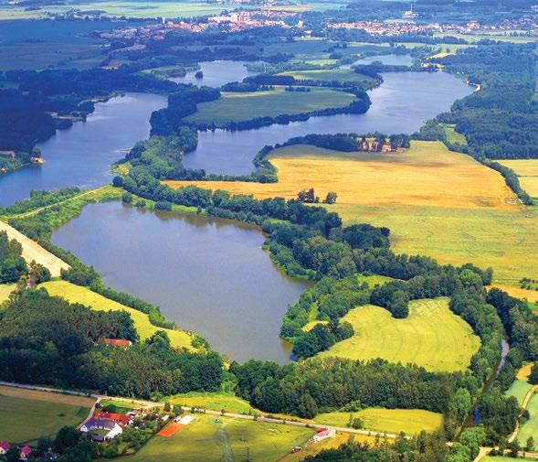 Přístup: od Vlkova po žluté turistické trase nebo ze severu po trase naučné stezky Veselské pískovny.