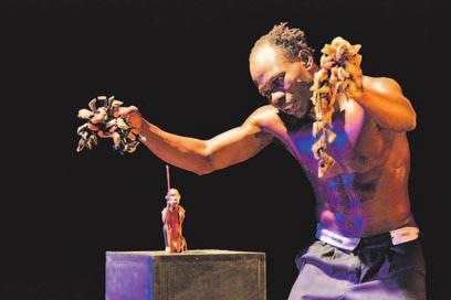 Accademia Teatro Dimitri (Burkina Faso) Divadlo Continuo, Švestkový Dvůr MEA CULPA Koncepce, režie, scénografie: Charles N. Tiendrebéogo Umělecká supervize: Pavel Štourač Dramaturgie: Charles N.