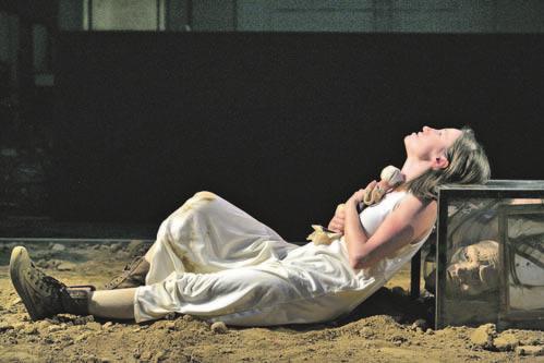 Štúdio 12 a Divadlo Pôtoň AMERICKÝ CISÁR Autor: Martin Pollack Režie: Iveta Ditte Jurčová Dramatizace: Michal Ditte Dramaturgie: Marek Godovič Výtvarný koncept: Iveta Ditte Jurčová, Katarína Caková