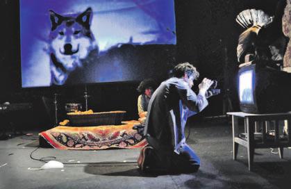 Divadlo Drak Hradec Králové BÍLÝ TESÁK Režie: Jakub Vašíček Dramaturgie: Tomáš Jarkovský Výprava: Antonín Šilar Kostýmy: Tereza Venclová Hudba: Daniel Čámský 28 5 Hrají: Dominik Linka, Luděk Smadiš,