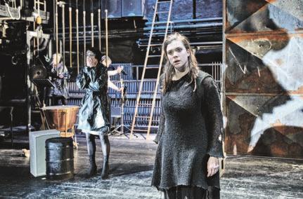 Jihočeské divadlo POKOUŠENÍ Autor: Václav Havel Režie: Ivan Krejčí Scéna: Milan David Kostýmy: Marta Roszkopfová Hudba: Ondřej Švandrlík Pohybová spolupráce: Zdeněk Mládek Dramaturgie: Tomáš Vůjtek