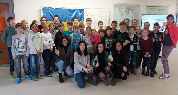 Základní škola V lednu proběhl ve škole mezinárodní edukační projekt Edison. Přijeli k nám studenti z celého světa (Brazílie, Gruzie, Austrálie, Ukrajina, Indie, Indonésie, Čína, Tchaj-wan).