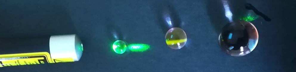 The middle-sized pearl change the properties of incident green light (fluoresces under green light because it consists a specific fluorescent dye).