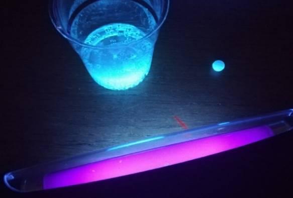 Dílny Heuréky / Heureka Workshops 2018 Figure 14. Hydrogel pearl was immersed into the drink with quinine therefore it fluorescence under ultraviolet light.