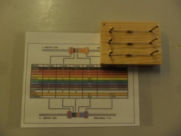 c) Pomocí Ohmova zákona Jako zdroj použijeme 4,5 V (plochou baterii, nebo sadu 3 monočlánků), odpor rezistoru žáci určí z Ohmova zákona: RR = UU II.