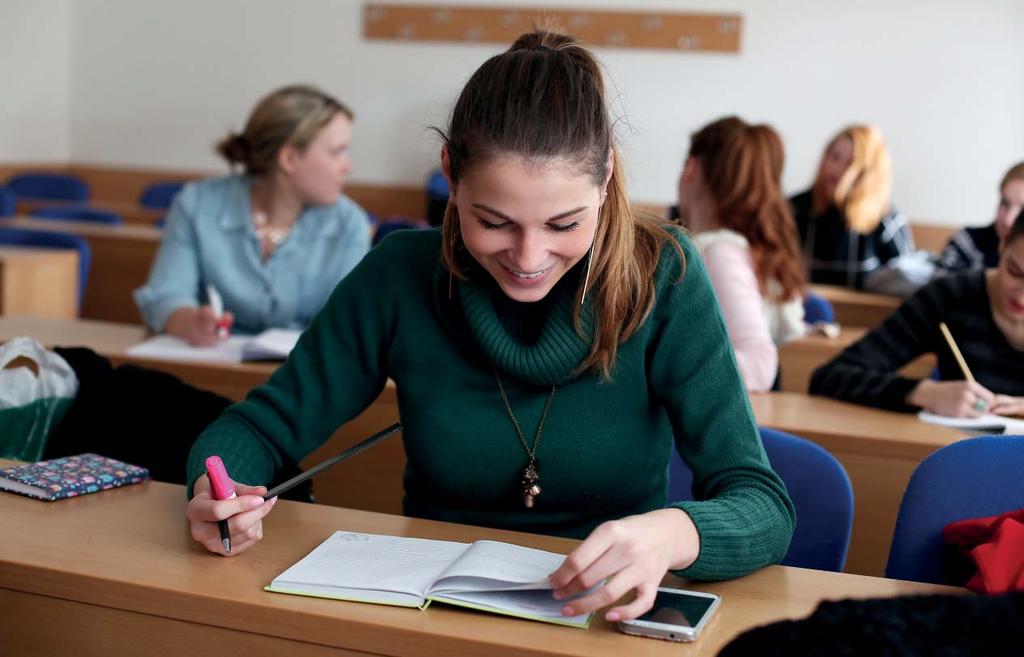 rozhovor na téma čísla Jiří Padevět: Vysoké školy by měly vést studenty ke kritickému myšlení Úspěšný český spisovatel, historik a nakladatel. A také student oboru Manažerská studia na UJAK.