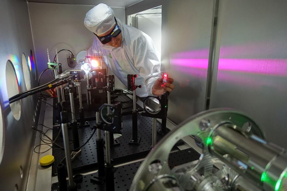 Fyzikální ústav AV ČR, HiLASE Zaměření na aplikovaný výzkum - laserové systémy, které najdou využití v průmyslu, od 2014 Provoz superlaseru Bivoj -