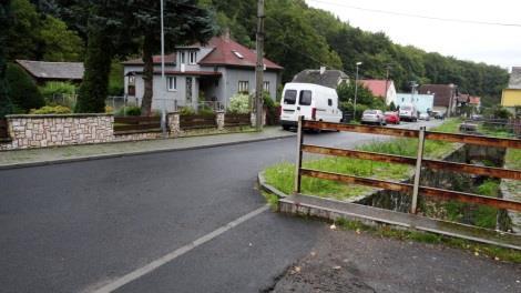 inundačním území. Současně je proudění v upraveném korytě narušováno mnoha příjezdovými mostky k nemovitostem. Z těchto důvodů se odtokové poměry zhoršují.