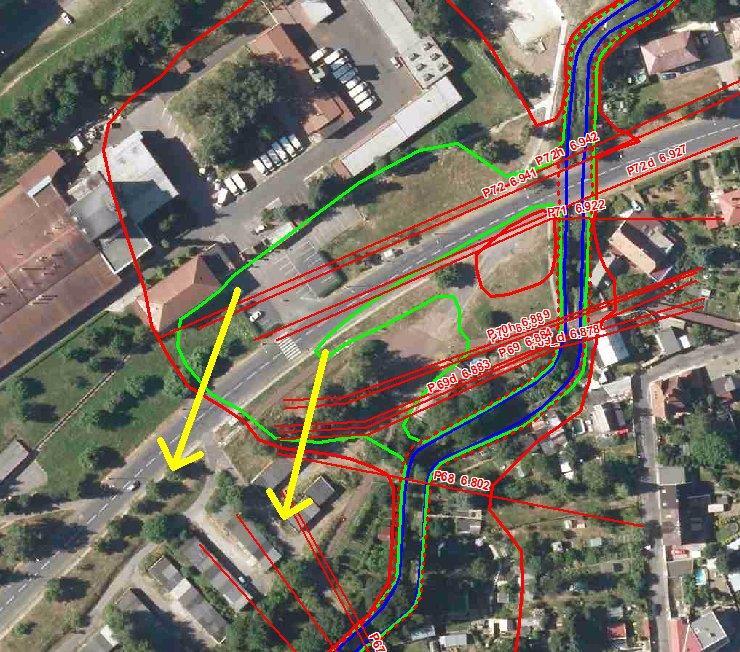 a mezi P72 až P65 protéká mezi rodinnými domky a zahrádkami.