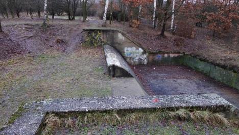 jsou zhruba třetinové na odtoku z nádrže, než na jejím přítoku (podrobněji viz kap 4.1). Kapacita obtokového koryta z bezpečnostního přelivu je Q 100.