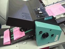 SKLÁDÁNÍ FALCOVÁNÍ Strojově lze skládat papíry do gramáže 170 g/m 2.