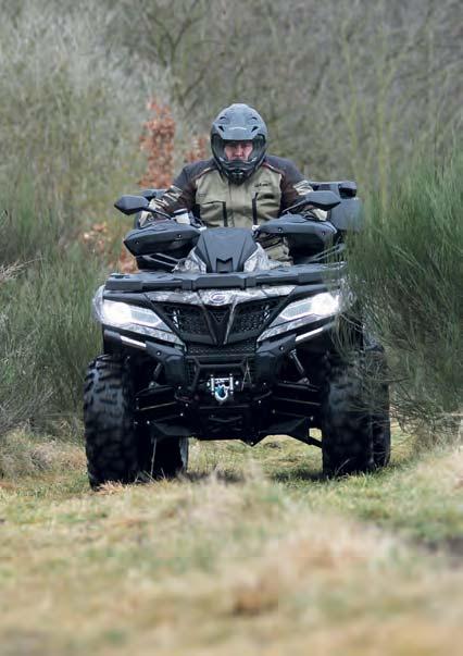 oddělenou náplň motoru a převodovky, přičemž v okruhu motoru koluje 2,5 litru oleje, v převodovce je 0,6 litru. Zbytek už byl vyřčen. Teď hurá do sedla!