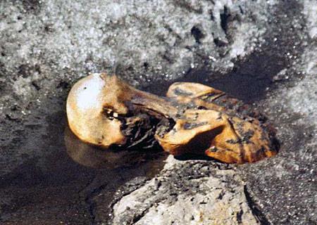 Ötzi muž, který žil asi před 5300 léty (chalkolit, doba bronzová). Mumie byla nalezena v roce 1991 ve 3200 m n.m. v údolí Schnalstal v Ötztálských Alpách, Jižní Tirolsko, Itálie (96 m od rakouské hranice).