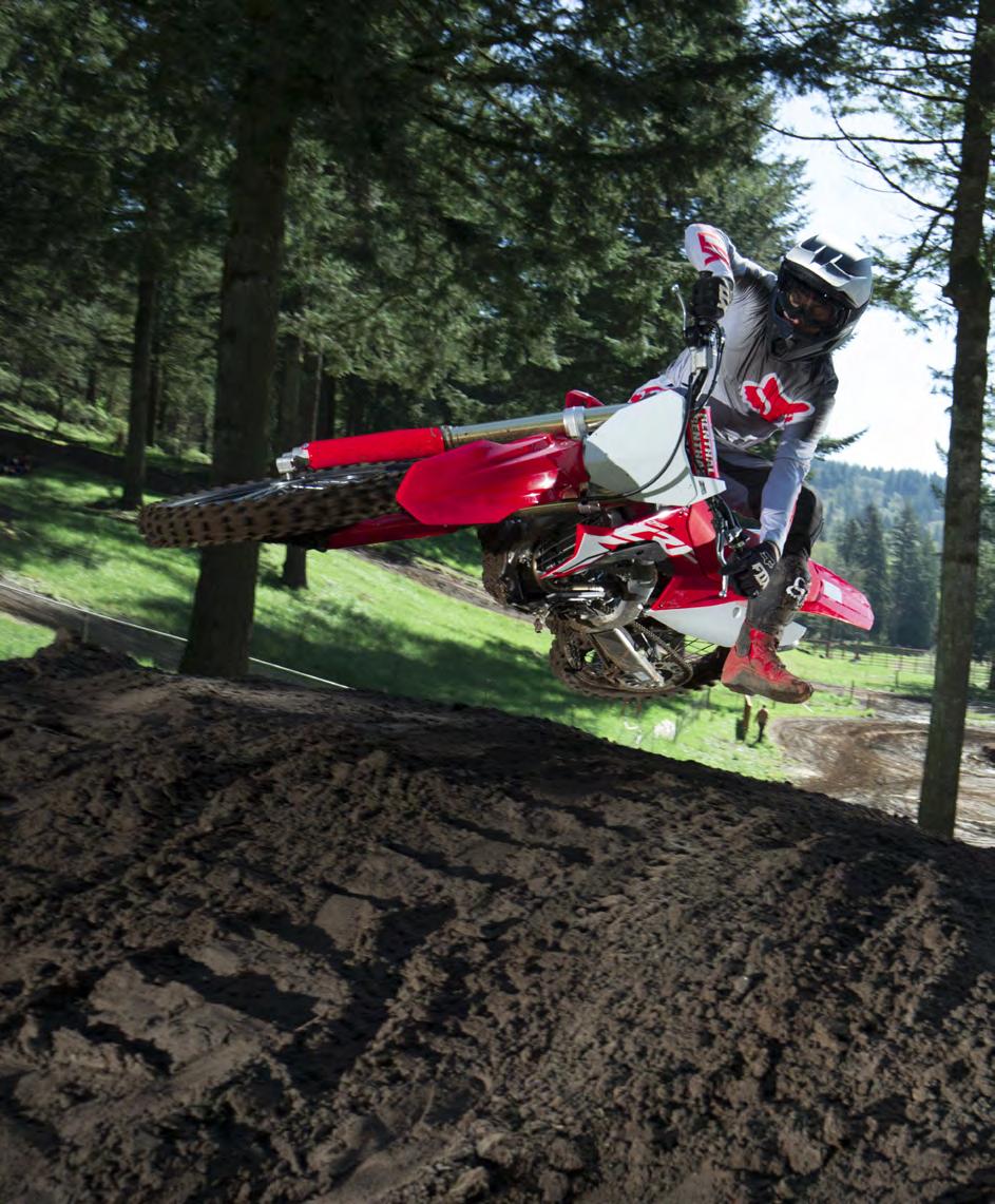 znamená, že CRF250R zatáčí rychleji na zemi i ve vzduchu a dosahuje lepší trakce vepředu i vzadu. Navíc dodává stroji dokonalou stabilitu.